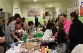 Uczniowie, rodzice, nauczyciele tworzący ozdoby