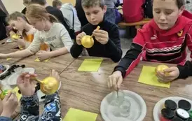 1 Uczniowie poznają tajniki produkcji bombek