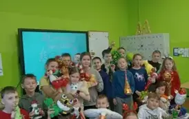 Zadowolone maluchy ze swoimi świątecznymi zakupami_a