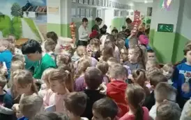 Za czym kolejka ta stoi-kiermasz w klasach 1-3_a