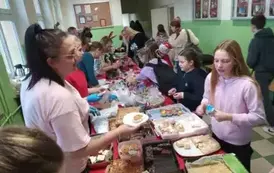 Coraz bliżej święta kiermasz słodkości w klasach 4-8