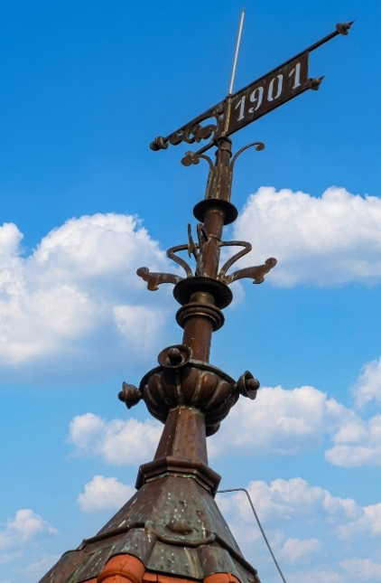 Metalowa chorągiewka wietrzna z datą zakończenia budowy pałacu - 1901 Metalowa chorągiewka wietrzna z datą zakończenia budowy pałacu - 1901