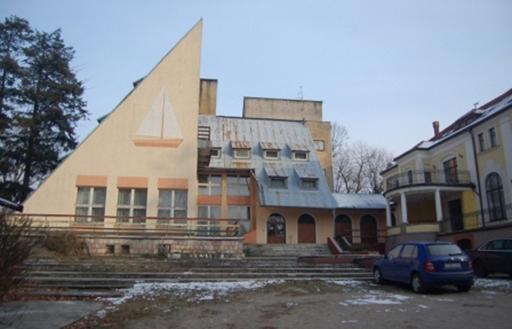 W okresie PRL na tyłach cieszyńskiego pałacu wybudowano budynek hotelowy, który swym kształtem nawiązuje do wyglądu żaglówki, w ostatnich latach skrzydło to rozebrano W okresie PRL na tyłach cieszyńskiego pałacu wybudowano budynek hotelowy, który swym kształtem nawiązuje do wyglądu żaglówki, w ostatnich latach skrzydło to rozebrano