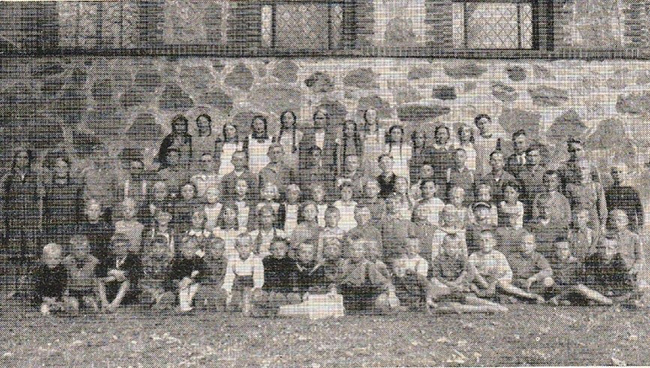 Młodzież szkolna z Kosobud przed budynkiem kościoła w 1933 r. Młodzież szkolna z Kosobud przed budynkiem kościoła w 1933 r.