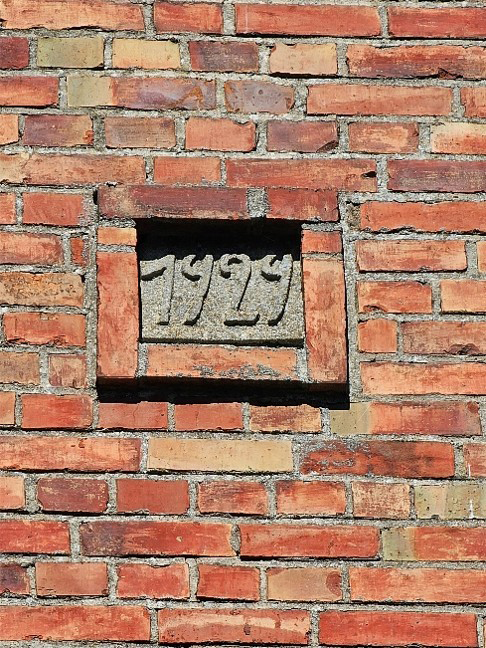 Data budowy na jednym z masywnych budynków w Smołdzęcinie Data budowy na jednym z masywnych budynków w Smołdzęcinie