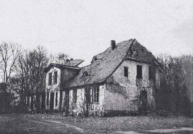 Ruiny dworu; zdjęcie wykonane przez Reimara von Zadow w 1994 r. Ruiny dworu; zdjęcie wykonane przez Reimara von Zadow w 1994 r.