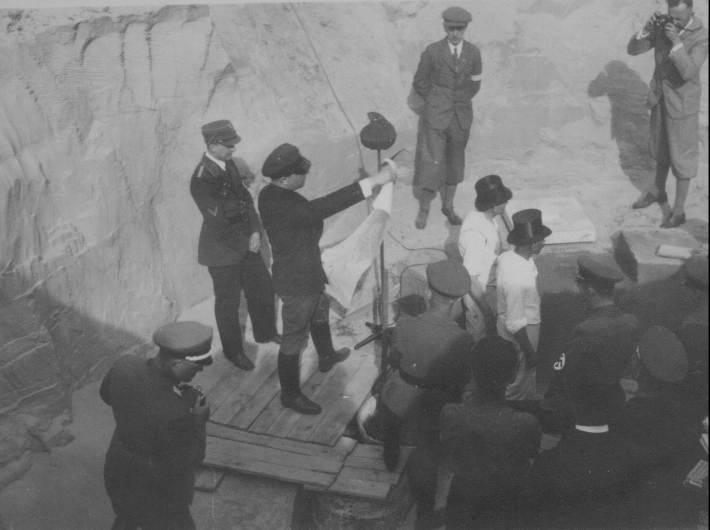 Odczytanie aktu erekcyjnego pod budowę Ordensburga w dniu 22 kwietnia 1934r. tuż przed włożeniem do kapsuły