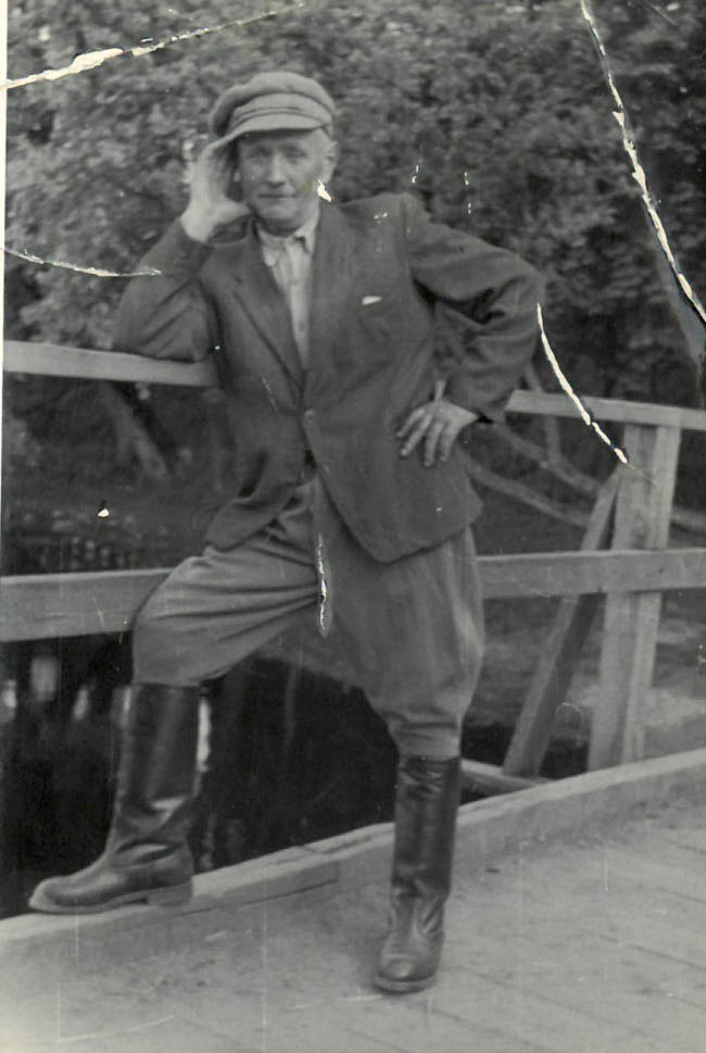 Jan Żuber na starym moście na rzece Drawie
