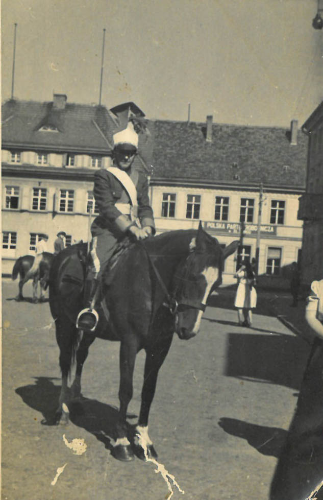 Jan Żuber na własnym koniu, w mundurze ułańskim na Rynku