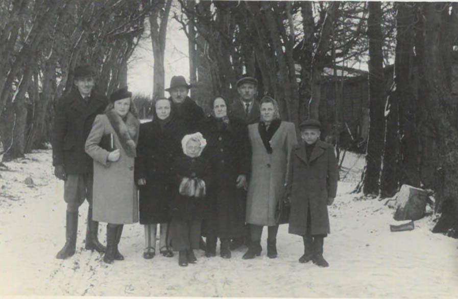 Jan Żuber (drugi od lewej tyłu) z żoną, córką, zięciem i rodziną żony w Alei Grabowej 27.01.1949 r.