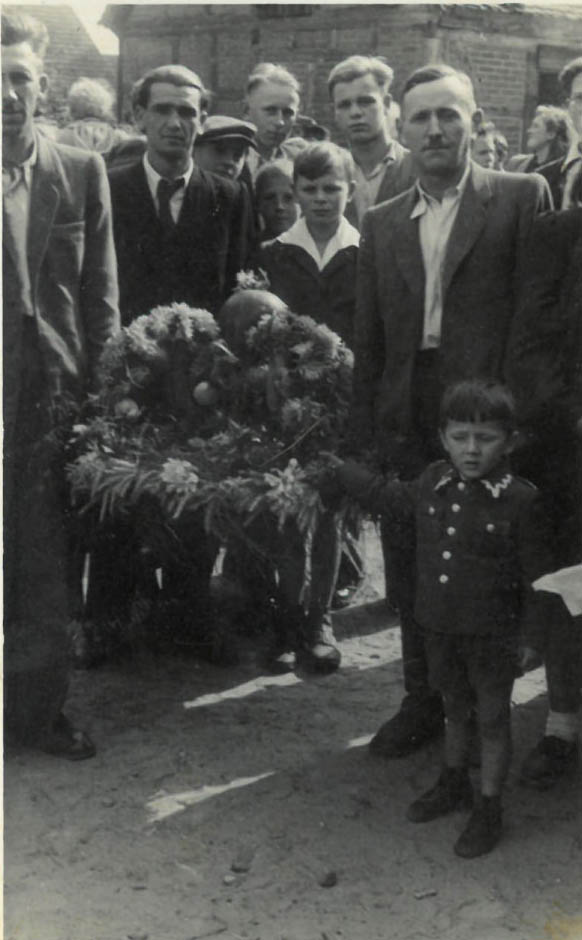 Pierwsze Dożynki w Złocieńcu (Jan Żuber pierwszy z prawej)