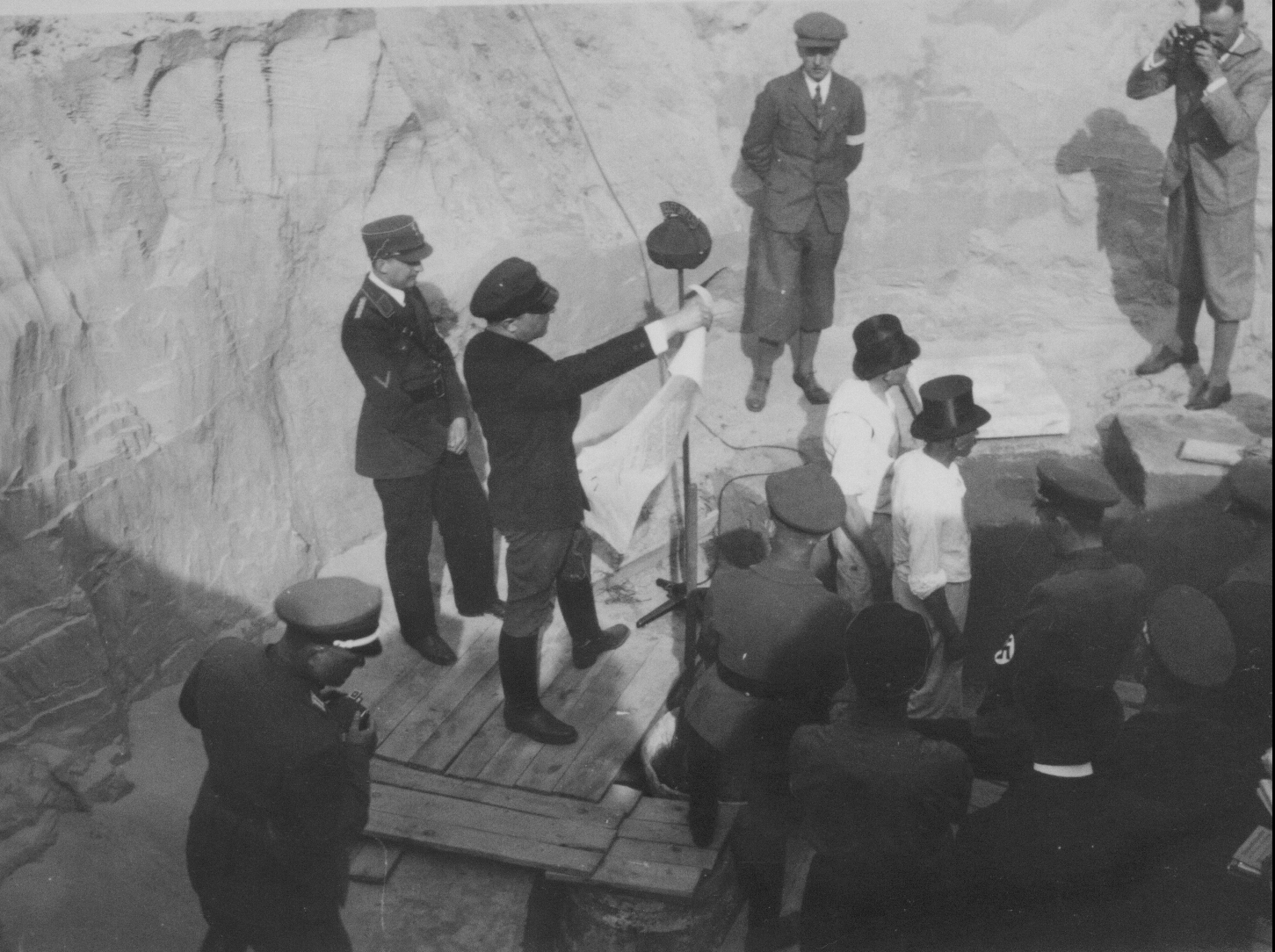 Odczytanie aktu erekcyjnego pod budowę Ordensburga w dniu 22 kwietnia 1934 r. tuż przed włożeniem do kapsuły
