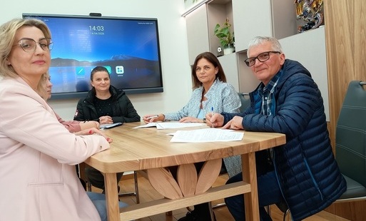 Zdjęcie do Podpisanie umowy na remont dr&oacute;g gruntowych w Gminie Złocieniec