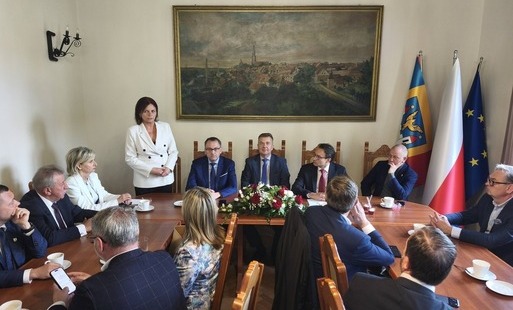 Zdjęcie do Spotkanie samorządowc&oacute;w dot. mieszkalnictwa i budowy lokali komunalnych w gminach i miastach dla oczekujących rodzin
