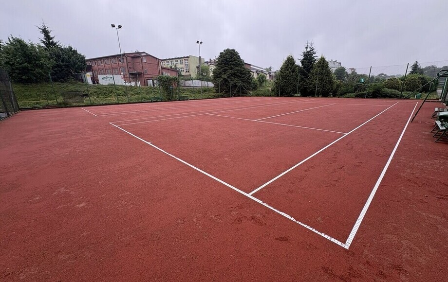 Renowacja kortów tenisowych w Złocieńcu nabiera kształtów. realizowane są przygotowania do kolejnego etapu inwestycji