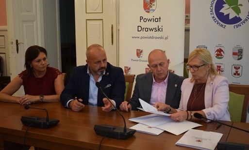 Zdjęcie do Podpisano umowę na przebudowę ul. Cieszyńskiej w Złocieńcu