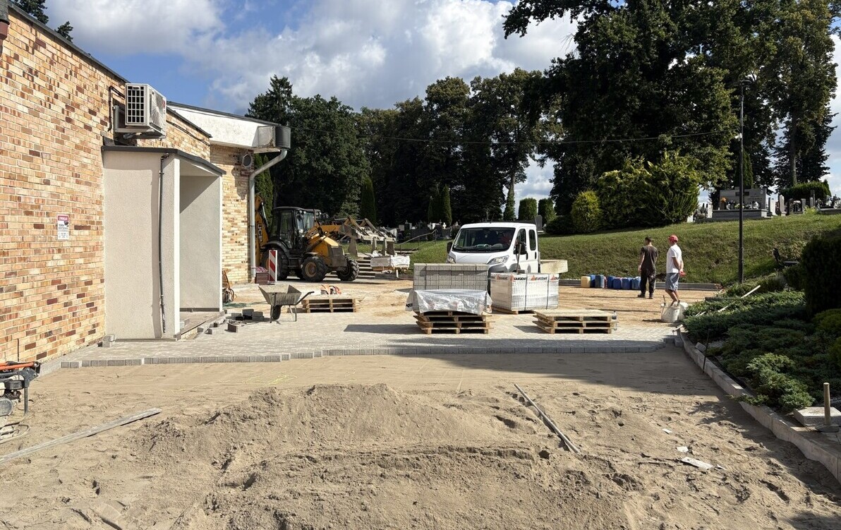 Trwa I etap modernizacji cmentarza w Złocieńcu. Remontowany jest plac przy kaplicy